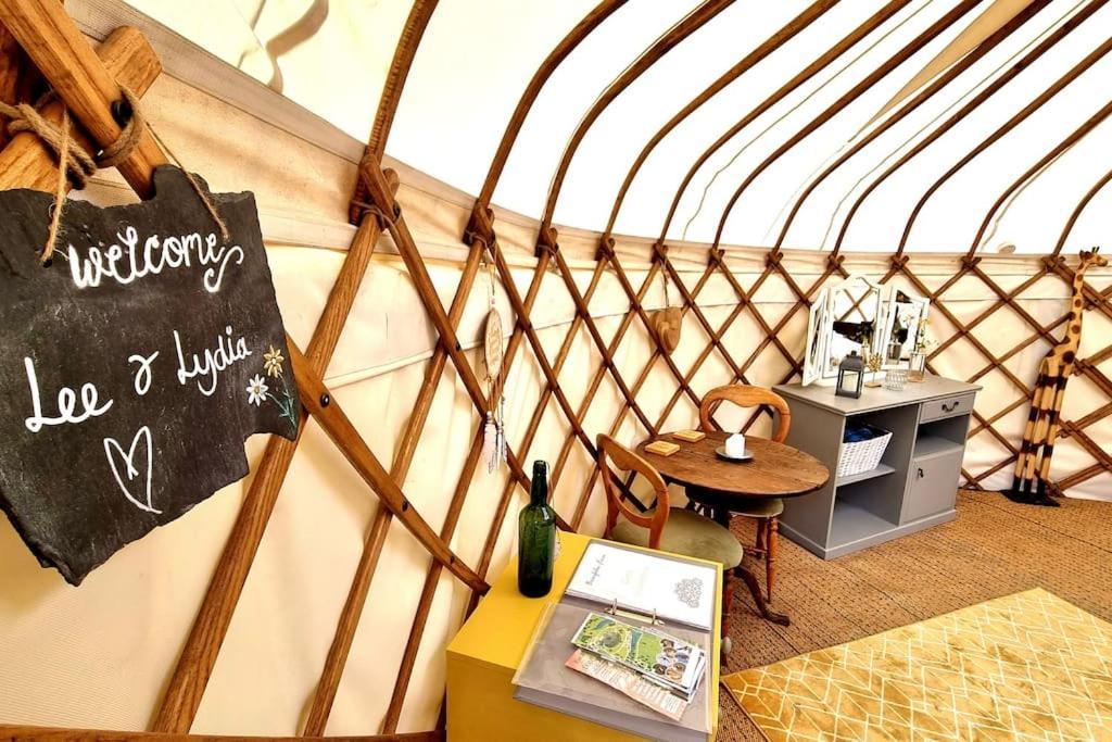 Bronfelen Yurt Hotel Cynghordy Eksteriør billede